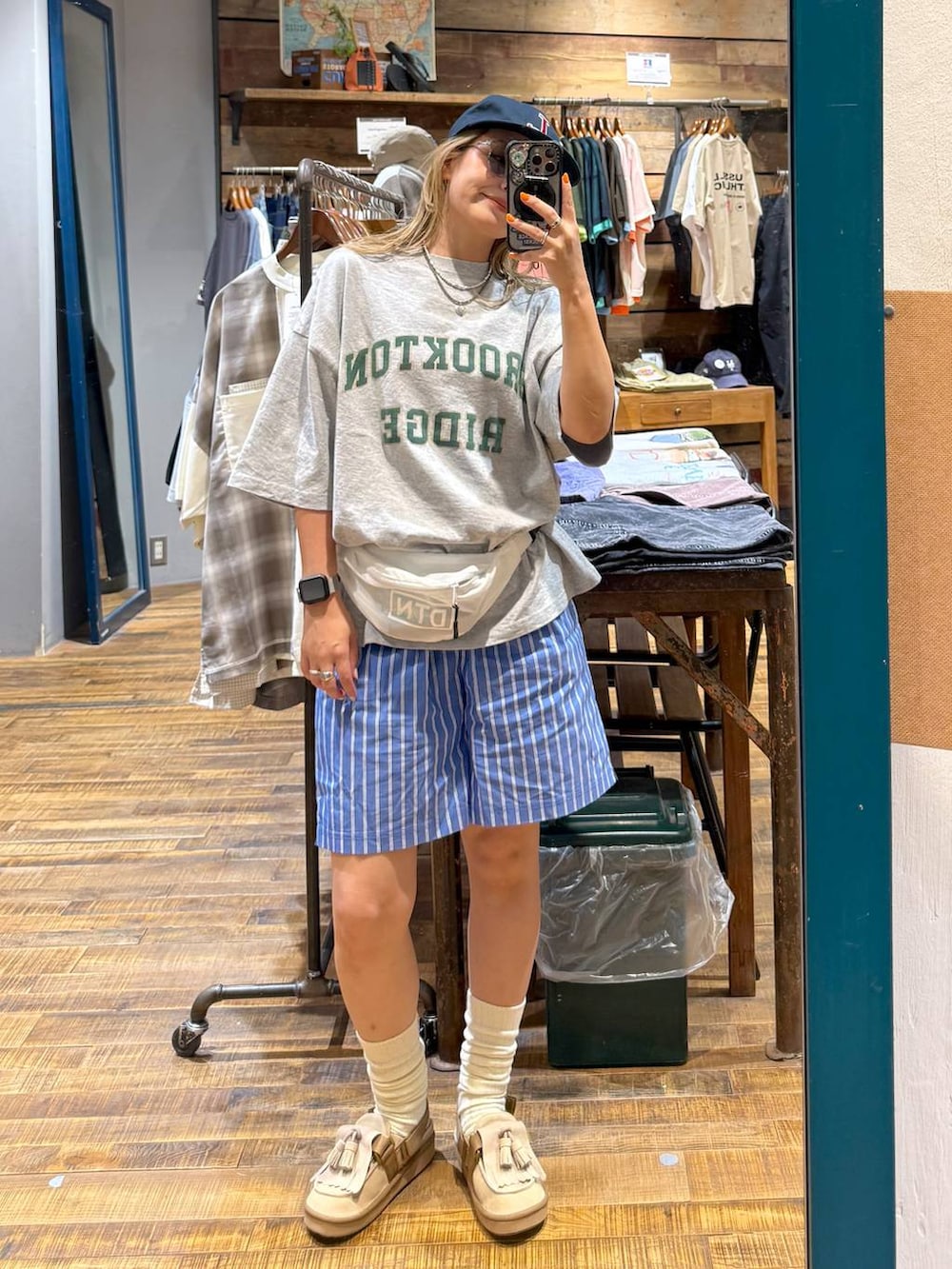 ベージュ系のモカシン/デッキシューズ、グレー系のTシャツ/カットソーを着用したレディースの夏コーディネートの2枚目の写真