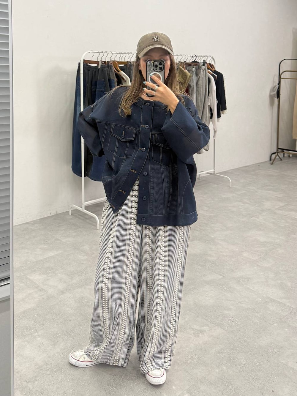 ブルー系のその他パンツ、ブルー系のブルゾンを着用したレディースの夏コーディネートの2枚目の写真