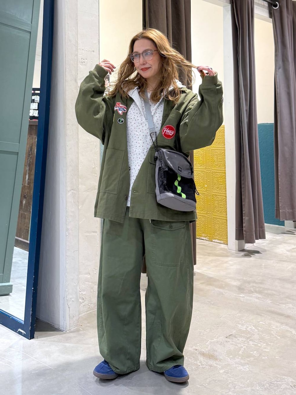 ベージュ系のパーカーを着用したレディースの冬コーディネートの2枚目の写真