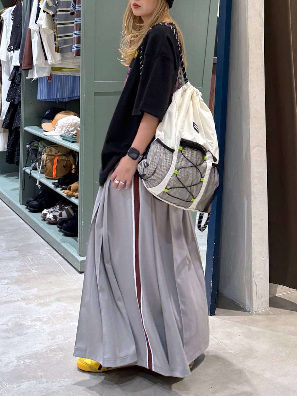ブラック系のTシャツ/カットソー、ホワイト系のバックパック/リュック、ブラック系のニットキャップ/ビーニーを着用したレディースの夏コーディネートの5枚目の写真