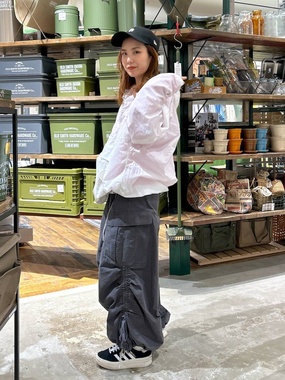 ホワイト系のマウンテンパーカー、ピンク系のTシャツ/カットソーを着用したレディースの春コーディネートの2枚目の写真