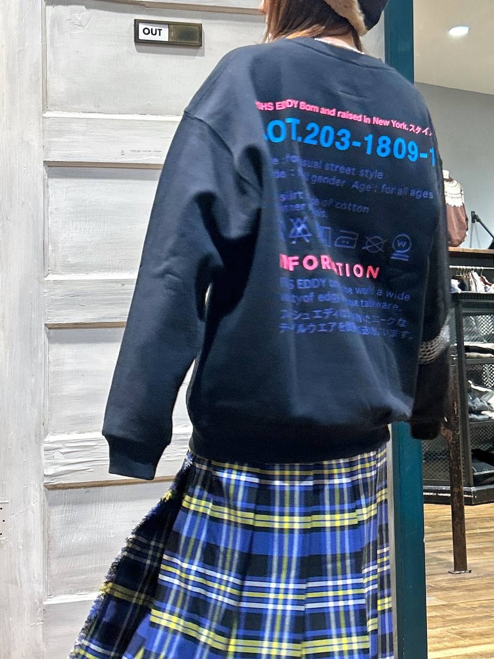 ブルー系のスカート、ブラック系のブーツ、その他のスウェットを着用したレディースの冬コーディネートの3枚目の写真