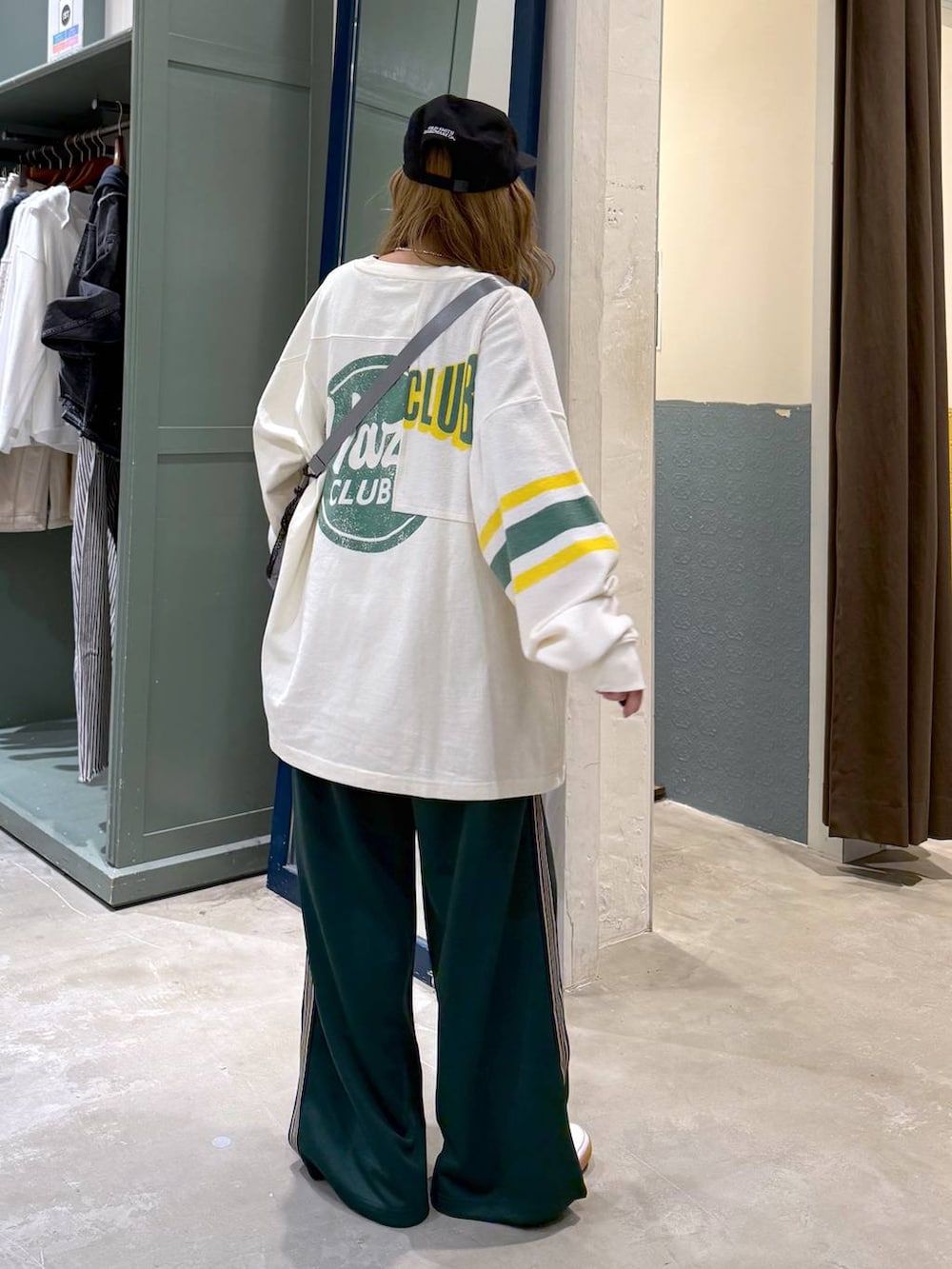 グリーン系のその他パンツを着用したレディースの冬コーディネートの4枚目の写真