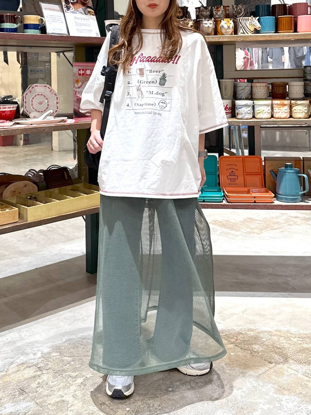 ブルー系のその他パンツ、グレー系のスニーカー、ブラック系のバックパック/リュックを着用したレディースの春コーディネートの3枚目の写真