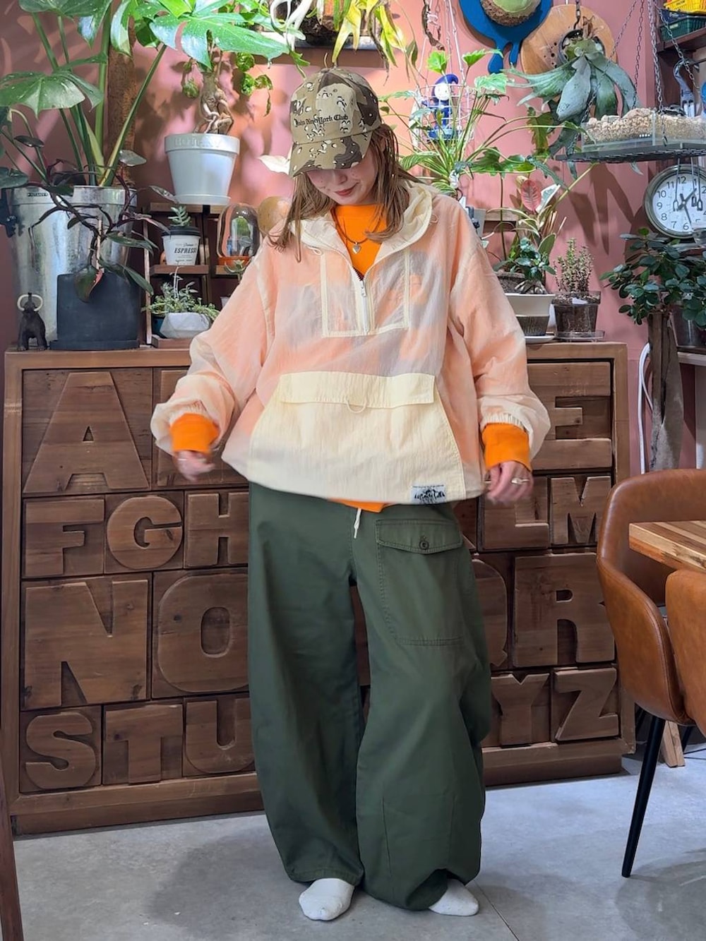 ベージュ系のキャップを着用したレディースの冬コーディネートの2枚目の写真