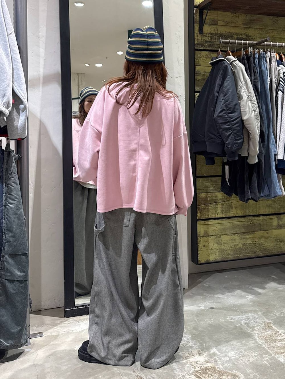 グレー系のその他パンツ、ブラック系のブーツ、ベージュ系のTシャツ/カットソーを着用したレディースの冬コーディネートの3枚目の写真