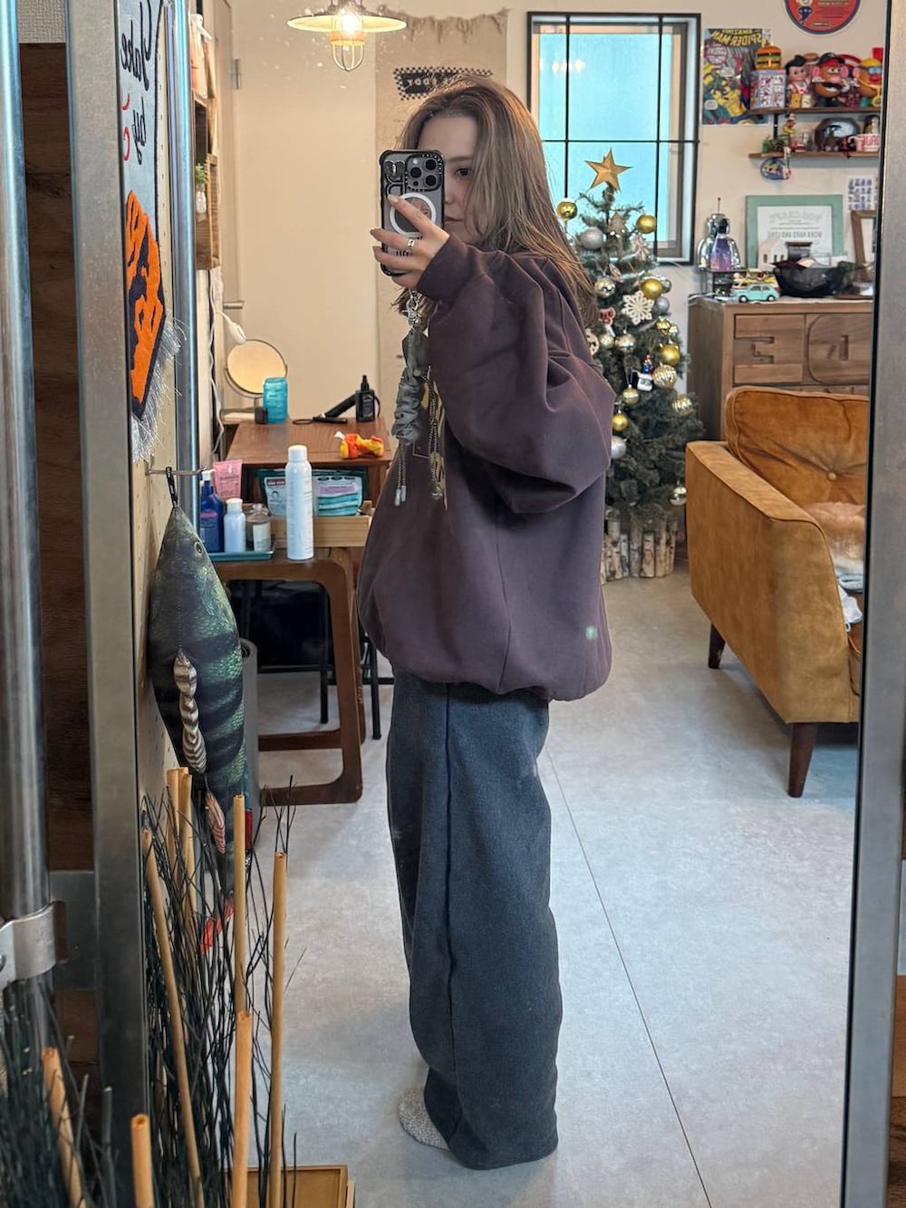 グレー系のその他パンツ、ブラウン系のスウェットを着用したレディースの秋コーディネートの3枚目の写真