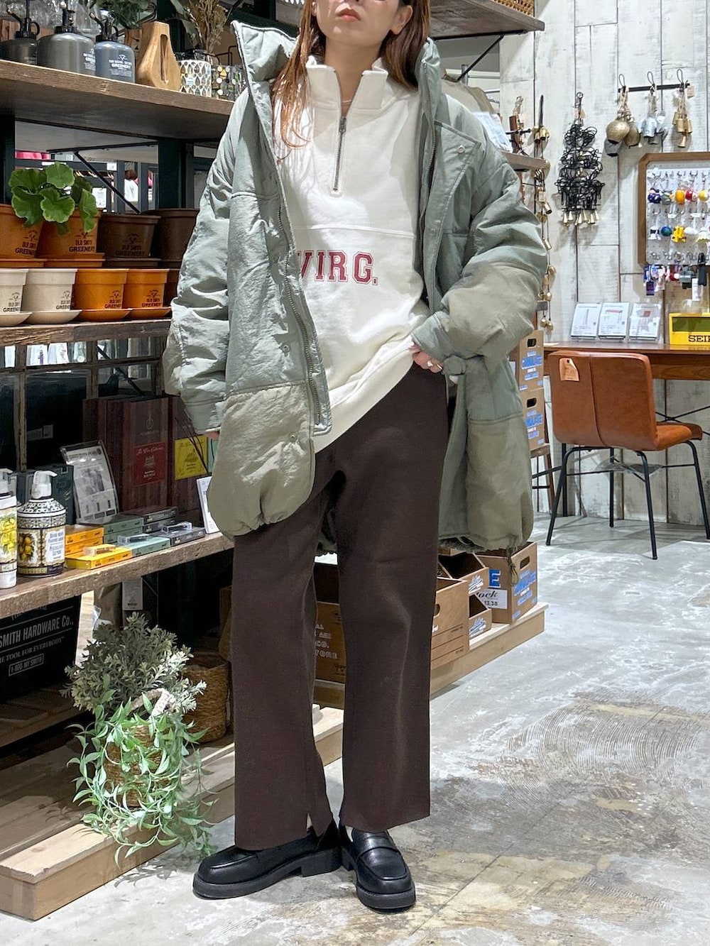 ブラック系のローファー、グリーン系のブルゾン、ブラウン系のその他パンツを着用したレディースの冬コーディネートの4枚目の写真