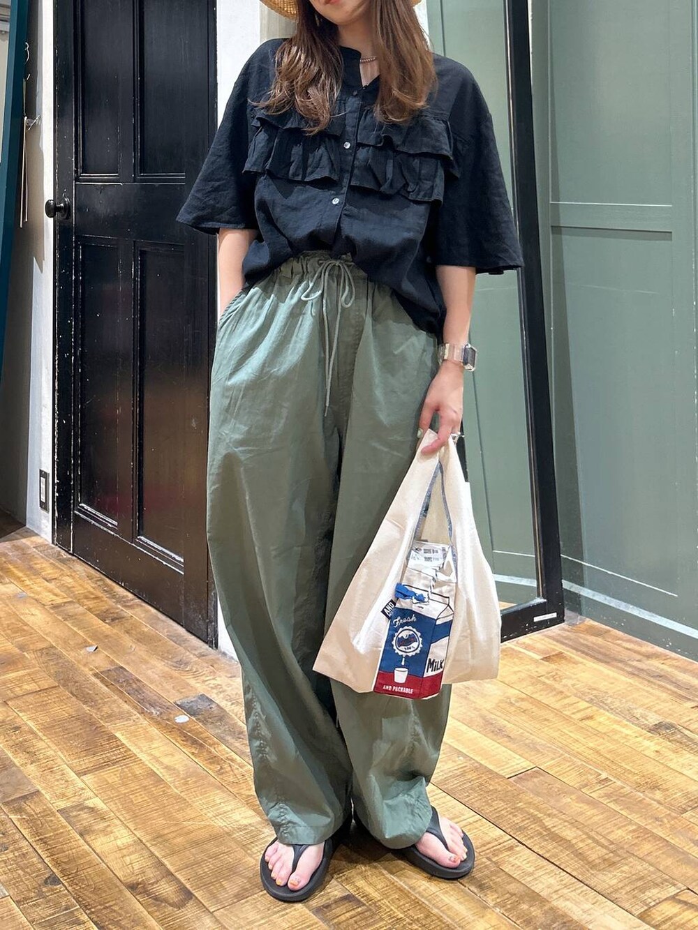 その他のエコバッグ/サブバッグ、ブラック系のシャツ/ブラウス、ブラック系のサンダルを着用したレディースの夏コーディネートの2枚目の写真