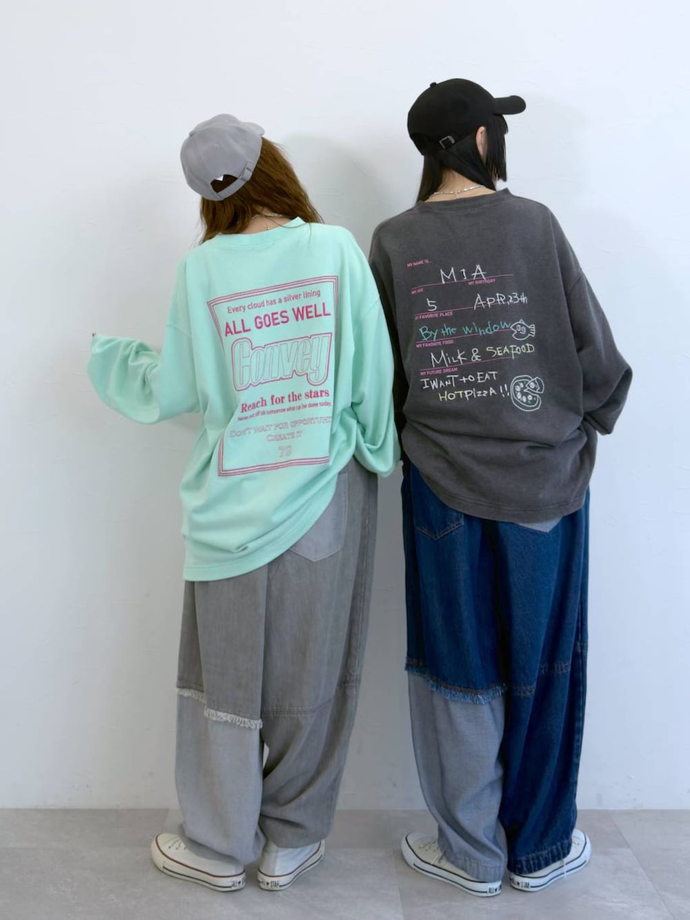 グレー系のデニムパンツ、グリーン系のTシャツ/カットソーを着用したレディースの冬コーディネートの4枚目の写真