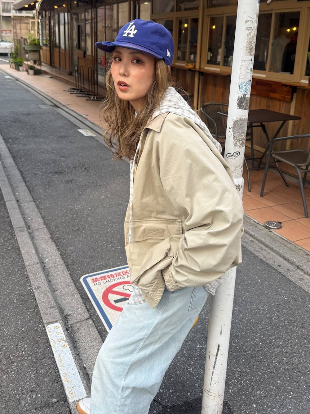 ベージュ系のシャツ/ブラウス、イエロー系のブルゾンを着用したレディースの春コーディネートの4枚目の写真