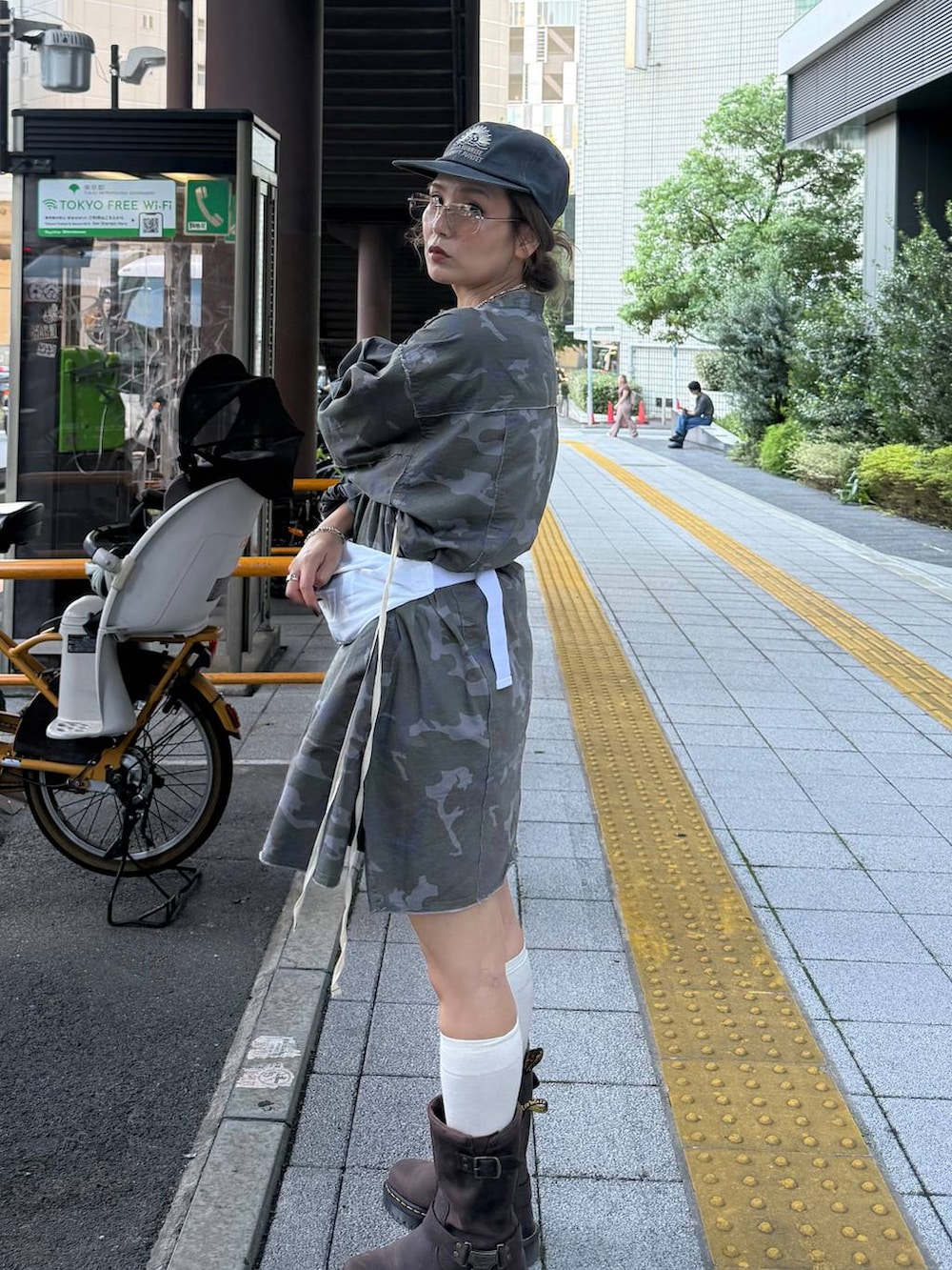 グリーン系のワンピース、グレー系のキャップを着用したレディースの秋コーディネートの4枚目の写真