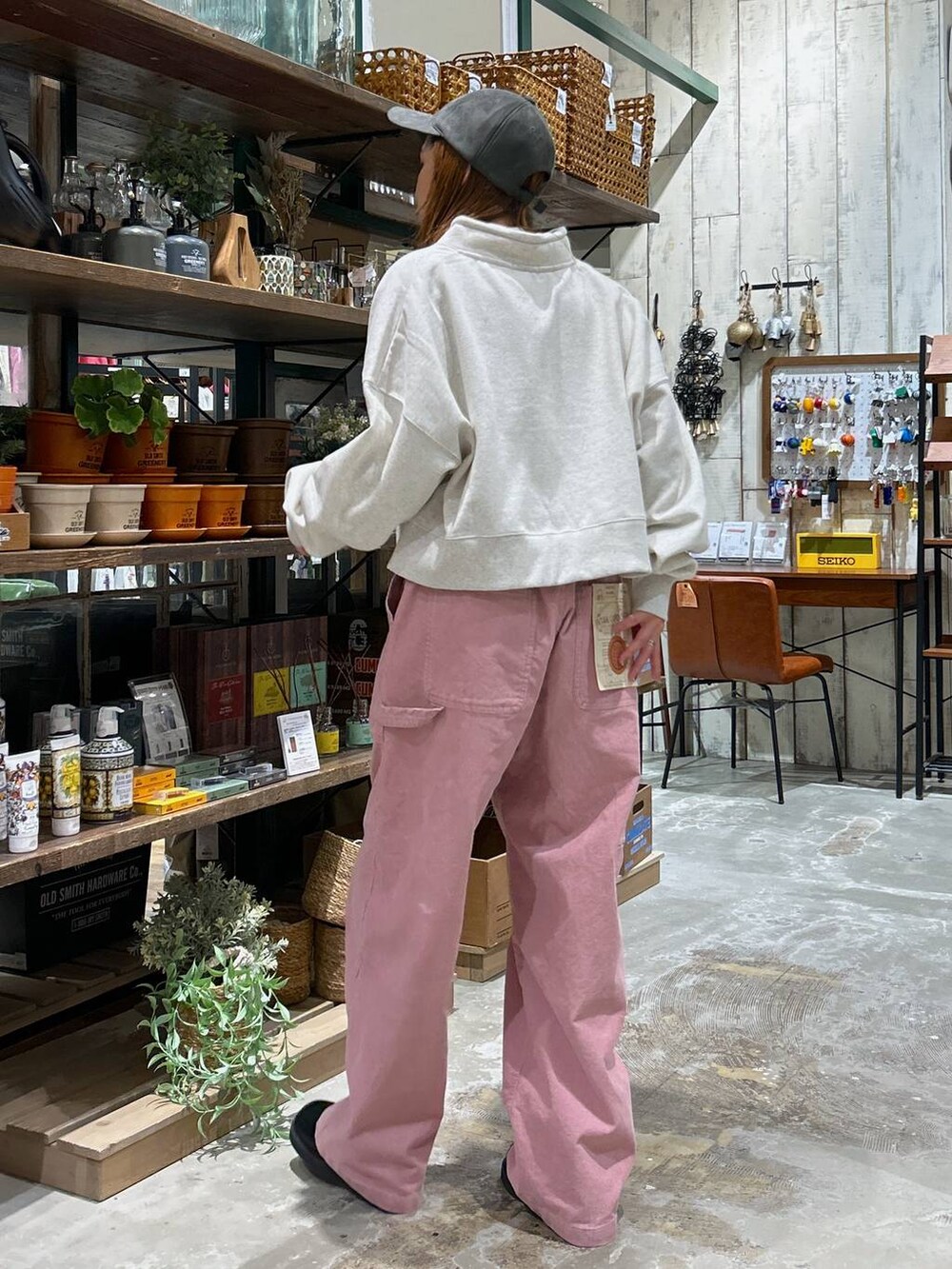 ブラック系のローファー、ピンク系のその他パンツ、ホワイト系のTシャツ/カットソーを着用したレディースの冬コーディネートの3枚目の写真