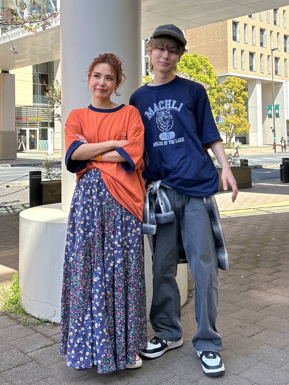 ブルー系のスカート、ブラック系のデニムパンツ、ブラック系のシャツ/ブラウスを着用したレディースの春コーディネートの5枚目の写真