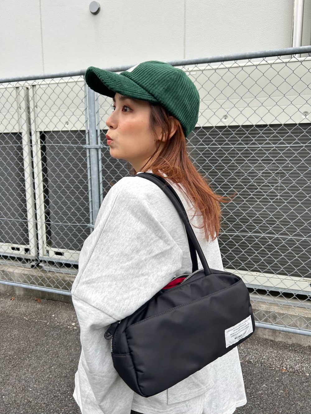 ブラウン系のその他パンツ、ベージュ系のTシャツ/カットソー、ブラック系のローファーを着用したレディースの秋コーディネートの4枚目の写真