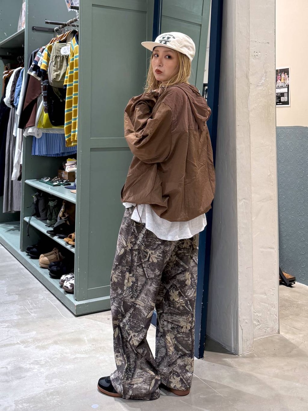 その他のその他パンツ、グレー系のスニーカー、ベージュ系のTシャツ/カットソーを着用したレディースの夏コーディネートの4枚目の写真