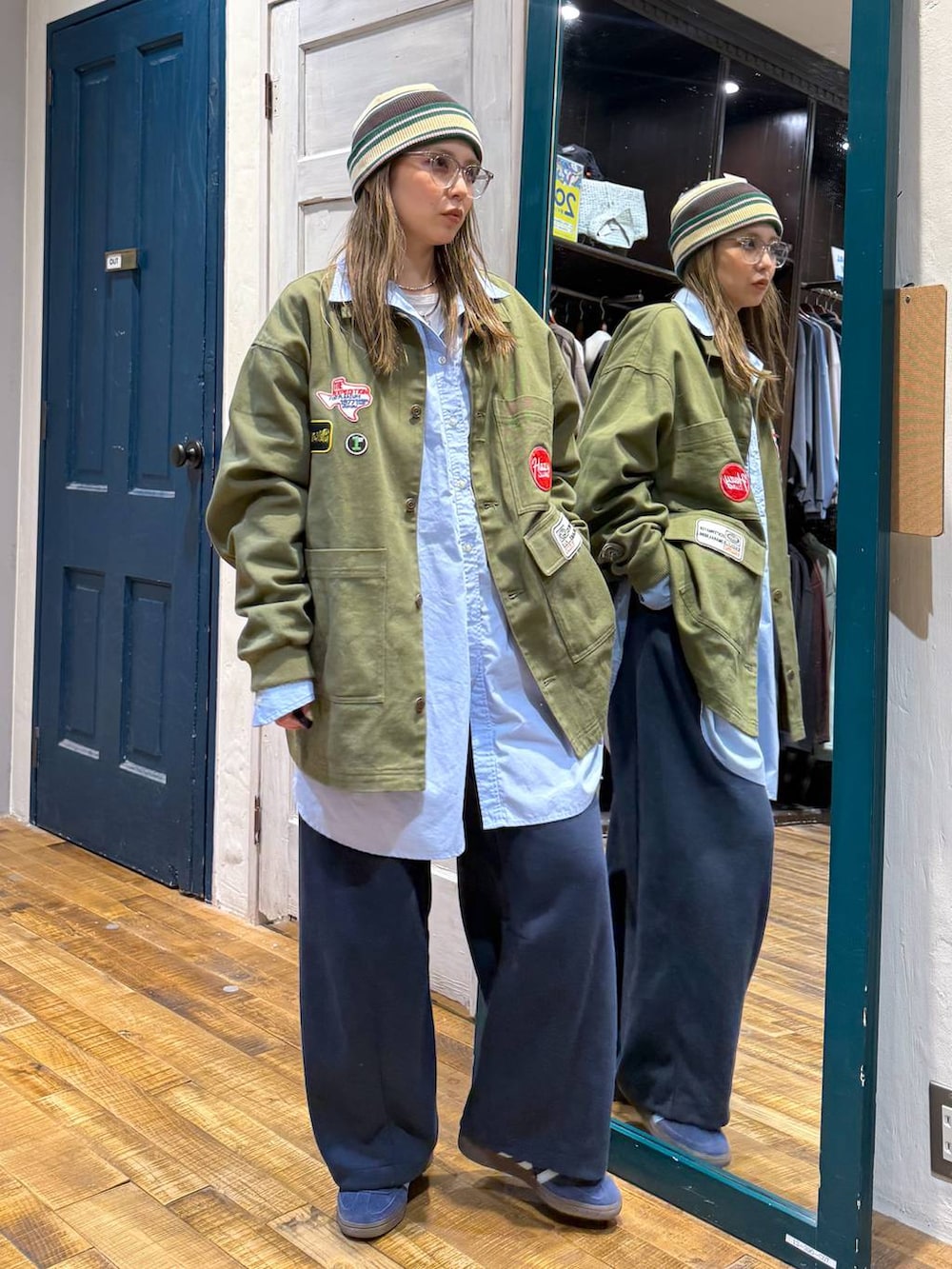 ブルー系のシャツ/ブラウスを着用したレディースの春コーディネートの2枚目の写真