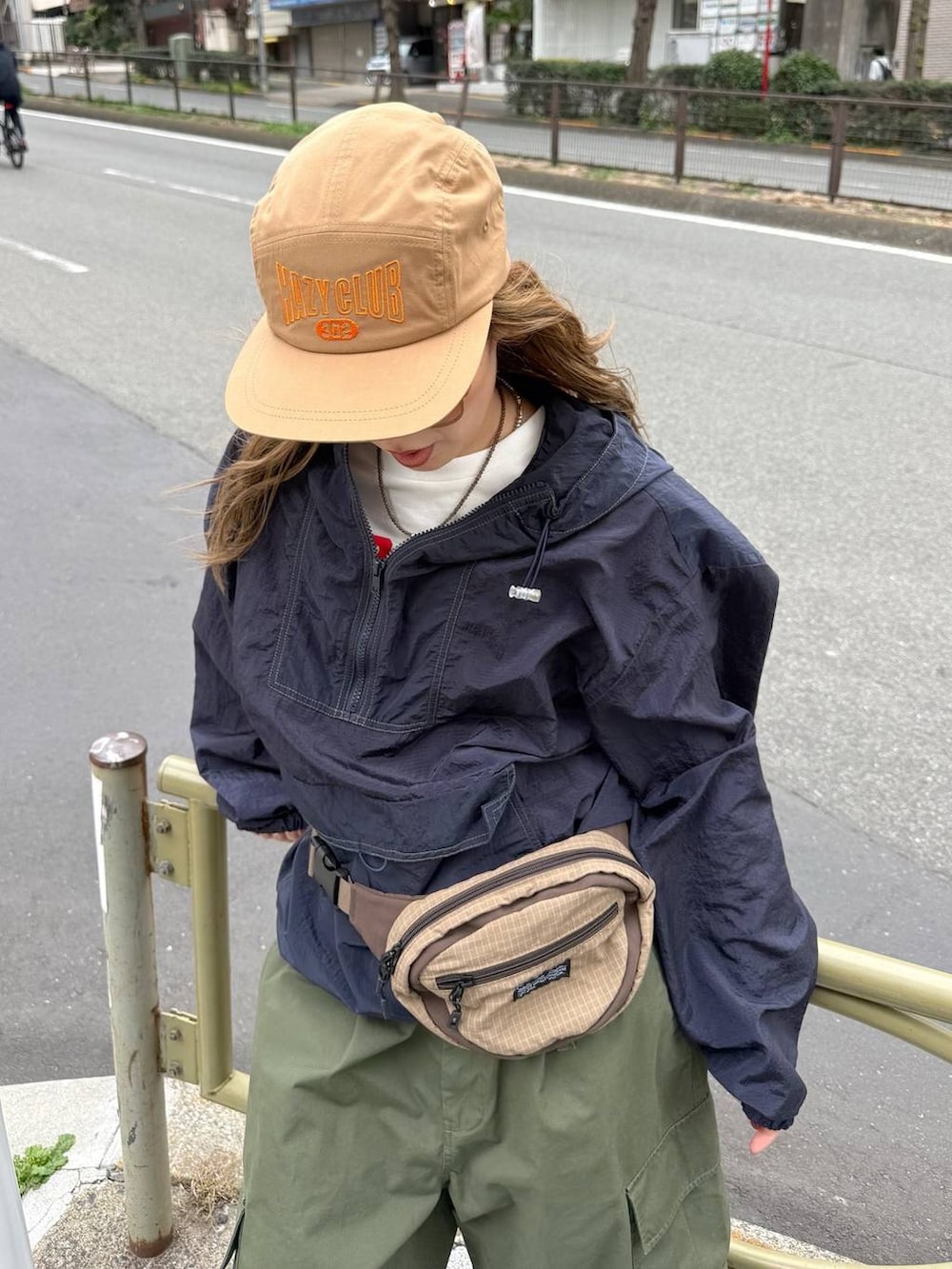 ベージュ系のボディバッグ/ウエストポーチ、グリーン系のカーゴパンツ、ホワイト系のTシャツ/カットソーを着用したレディースの春コーディネートの2枚目の写真