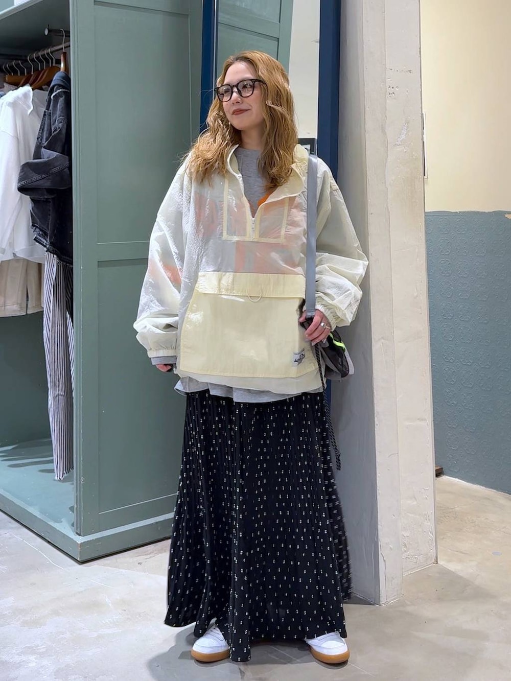 ブラック系のスカートを着用したレディースの冬コーディネートの2枚目の写真