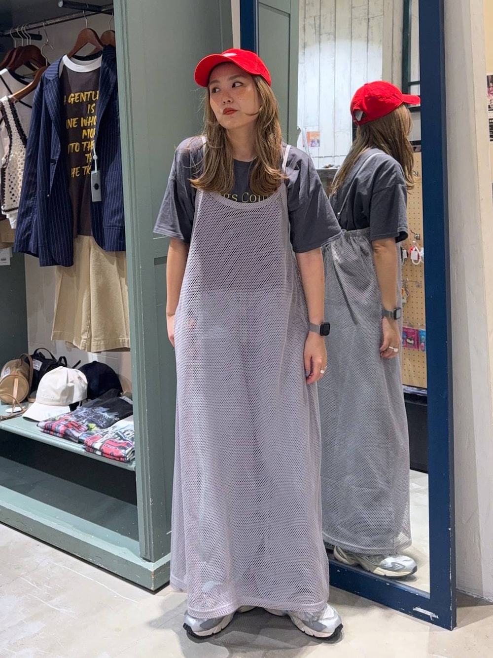 ブルー系のデニムパンツ、その他のTシャツ/カットソーを着用したレディースの春コーディネートの2枚目の写真