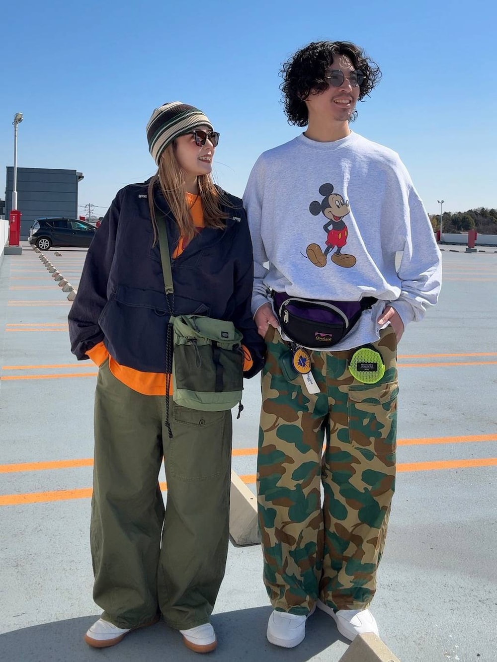 パープル系のボディバッグ/ウエストポーチ、グレー系のスウェットを着用したレディースの春コーディネートの2枚目の写真