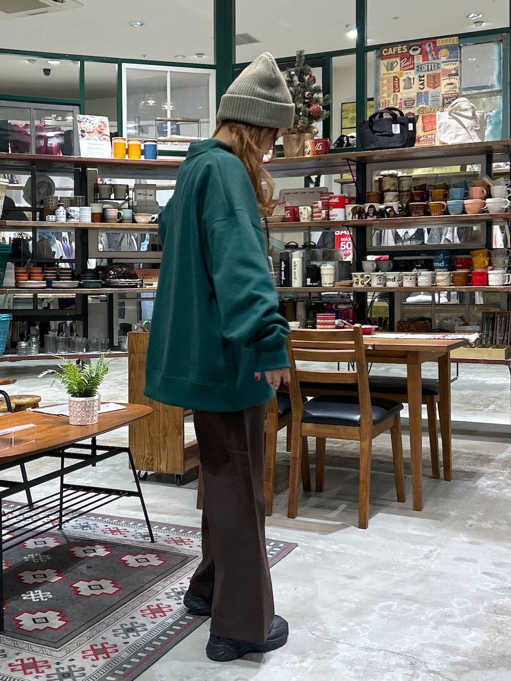 ブラウン系のその他パンツ、グリーン系のその他トップス、ブルー系のその他トップスを着用したレディースの冬コーディネートの5枚目の写真