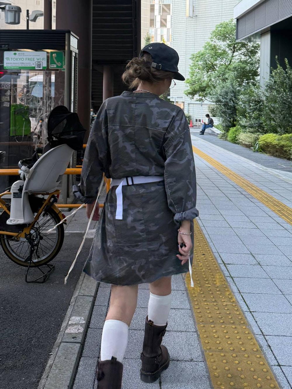グリーン系のワンピース、グレー系のキャップを着用したレディースの秋コーディネートの3枚目の写真