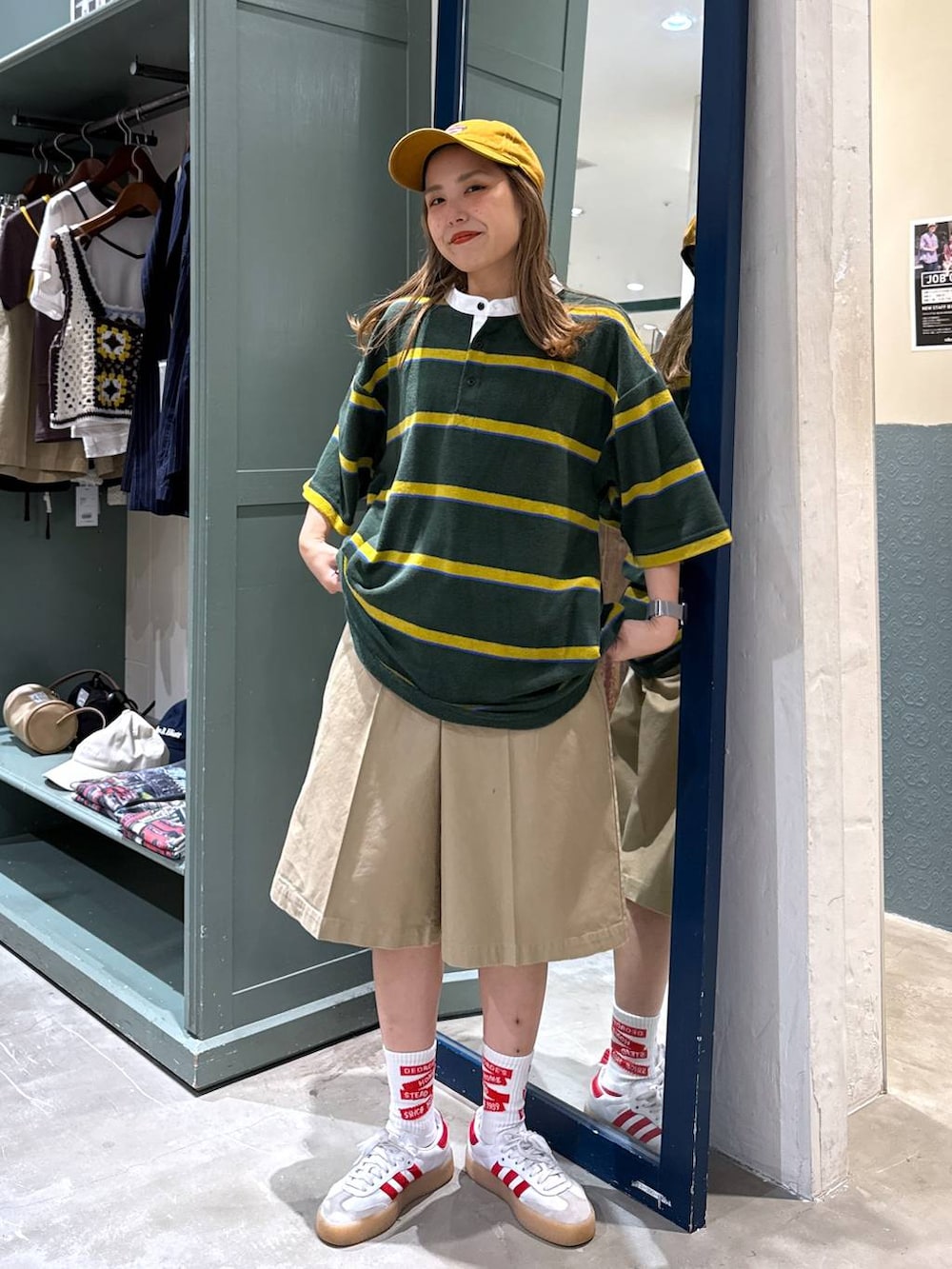 ベージュ系のその他パンツ、グリーン系のTシャツ/カットソー、イエロー系のキャップを着用したレディースの夏コーディネートの2枚目の写真