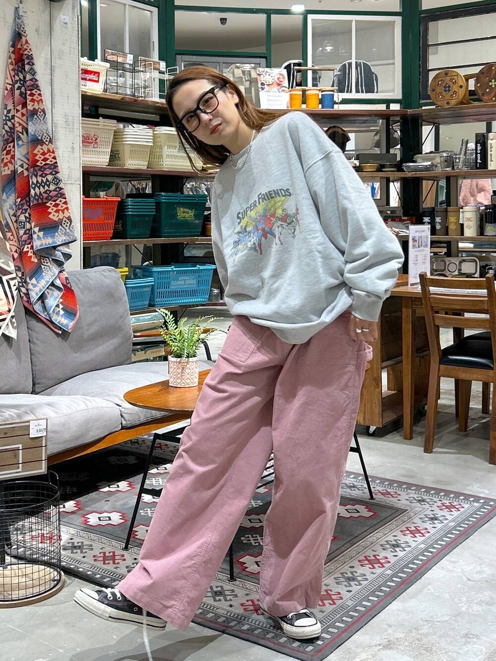 ピンク系のその他パンツ、グレー系のスウェットを着用したレディースの冬コーディネートの2枚目の写真