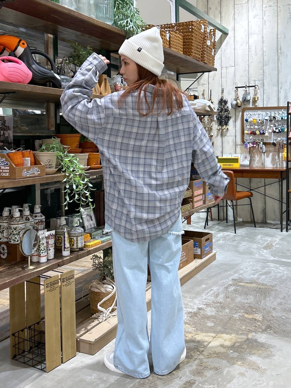 ホワイト系のスニーカー、グレー系のシャツ/ブラウス、ブルー系のその他パンツを着用したレディースの冬コーディネートの4枚目の写真