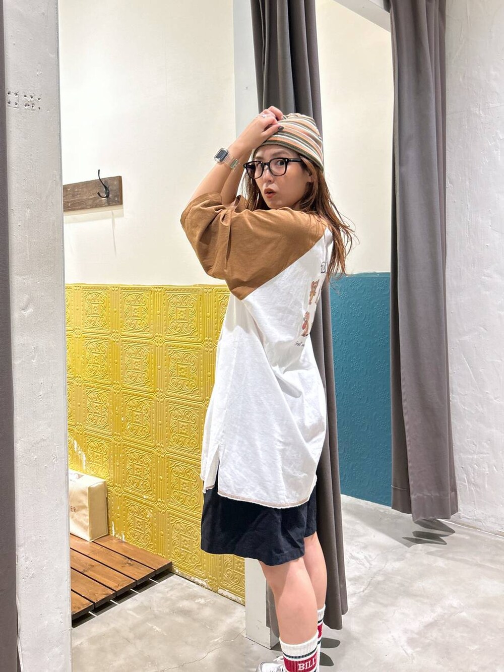 グレー系のスニーカー、ブラック系のその他パンツ、ホワイト系のソックス/靴下を着用したレディースの夏コーディネートの2枚目の写真