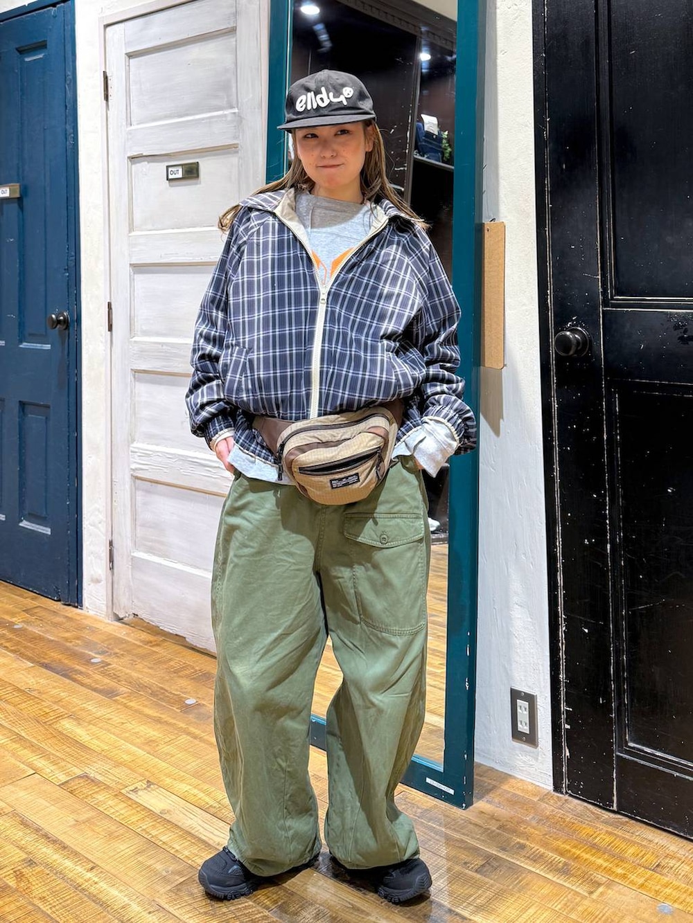 イエロー系のブルゾン、ベージュ系のボディバッグ/ウエストポーチを着用したレディースの春コーディネートの2枚目の写真