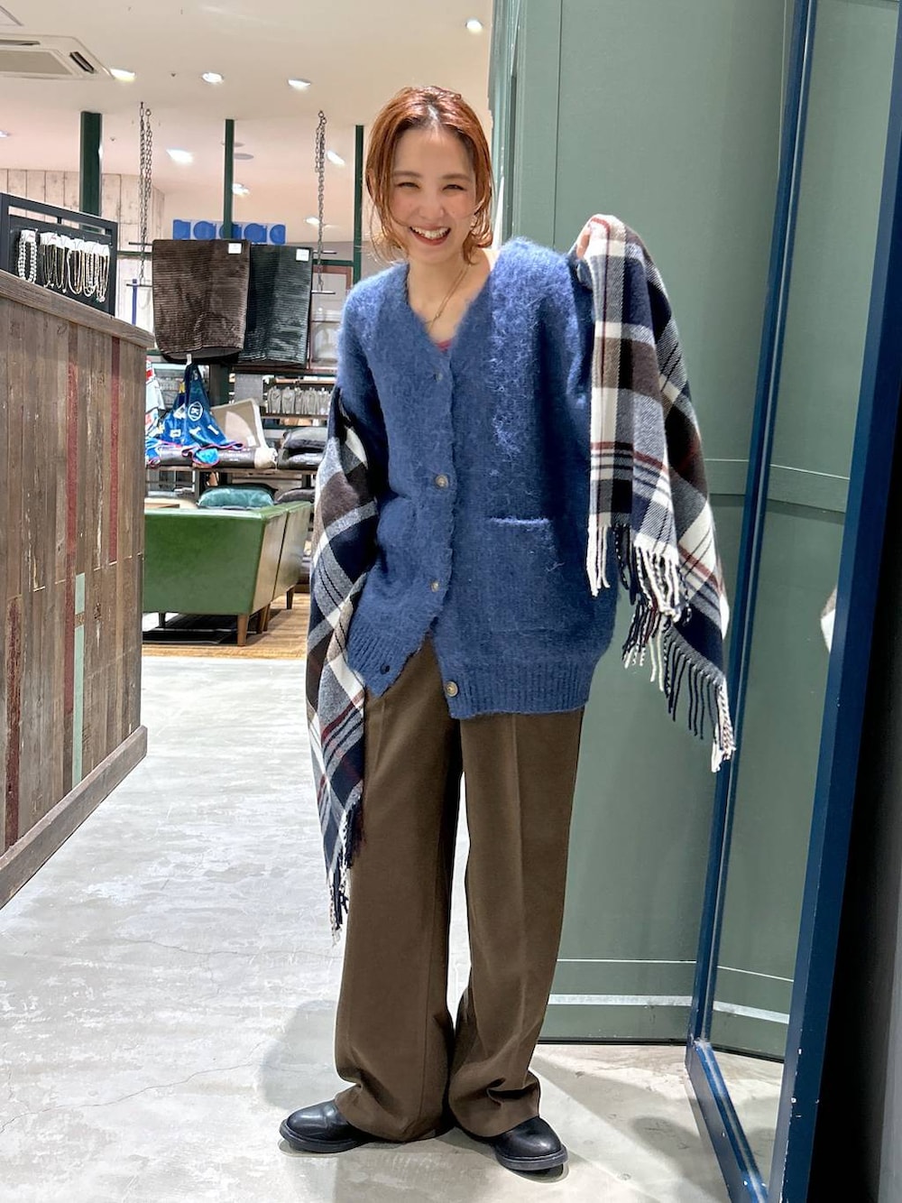 ブラウン系のその他パンツ、ブルー系のカーディガン/ボレロ、ブルー系のストール/ショールを着用したレディースの冬コーディネートの3枚目の写真