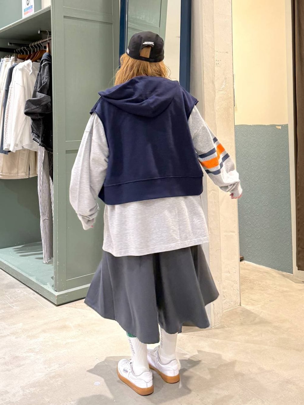 ブラック系のその他パンツ、ブルー系のベストを着用したレディースの冬コーディネートの4枚目の写真