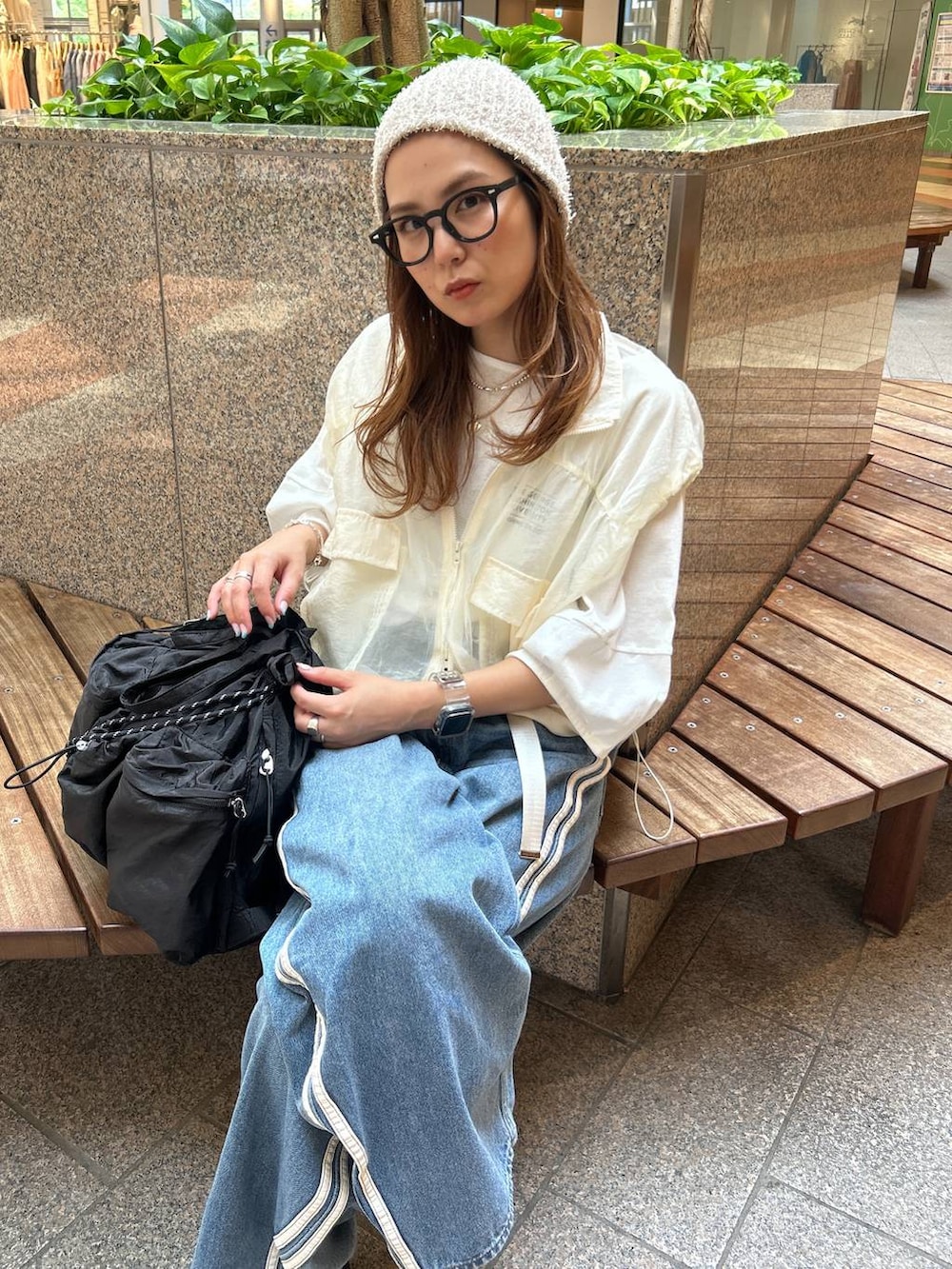 ブラック系のサンダル、ベージュ系のベスト、ベージュ系のニットキャップ/ビーニーを着用したレディースの夏コーディネートの5枚目の写真