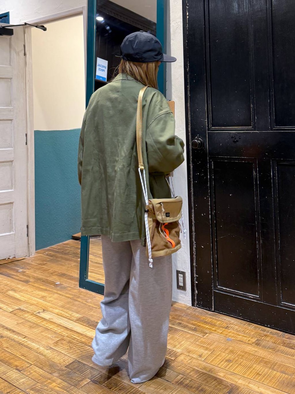 グレー系のスウェットパンツ、ブラック系のキャップを着用したレディースの冬コーディネートの4枚目の写真