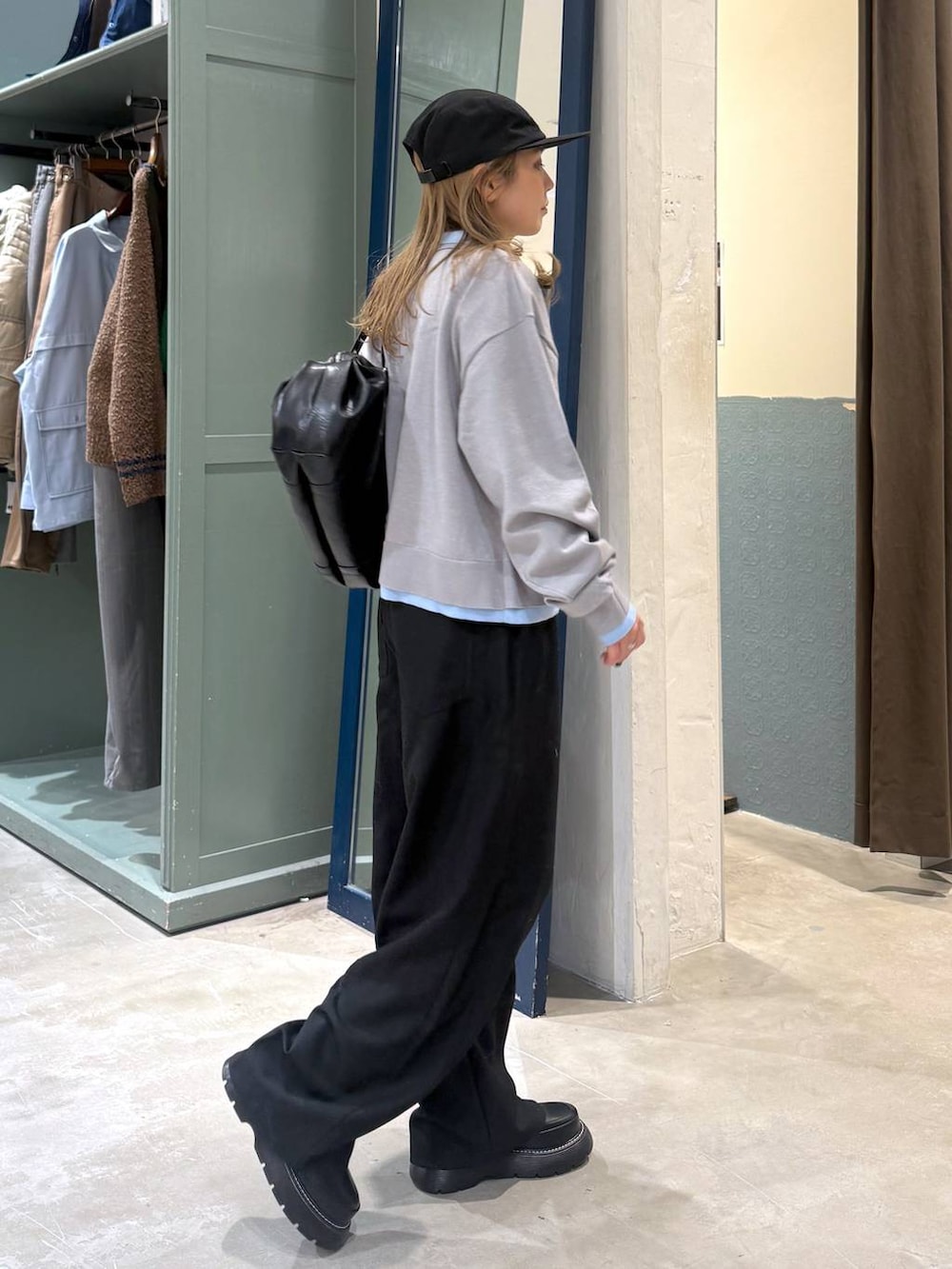 ブラック系のドレスシューズ、ブラック系のその他パンツ、ブラック系のボストンバッグを着用したレディースの冬コーディネートの4枚目の写真