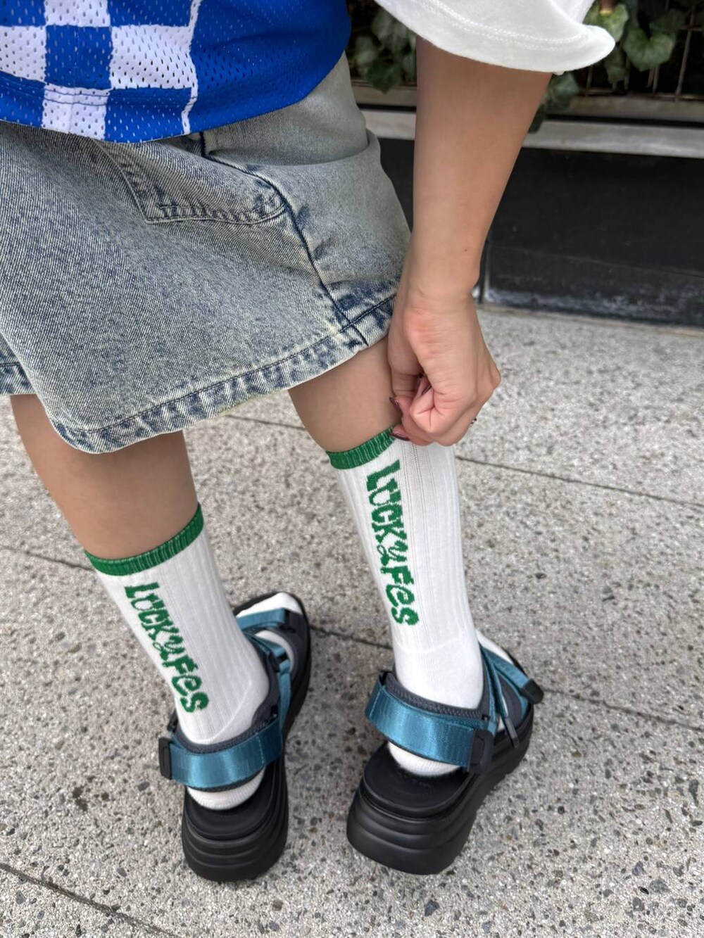 ブルー系のサンダル、ホワイト系のTシャツ/カットソー、ブルー系のデニムパンツを着用したレディースの夏コーディネートの4枚目の写真