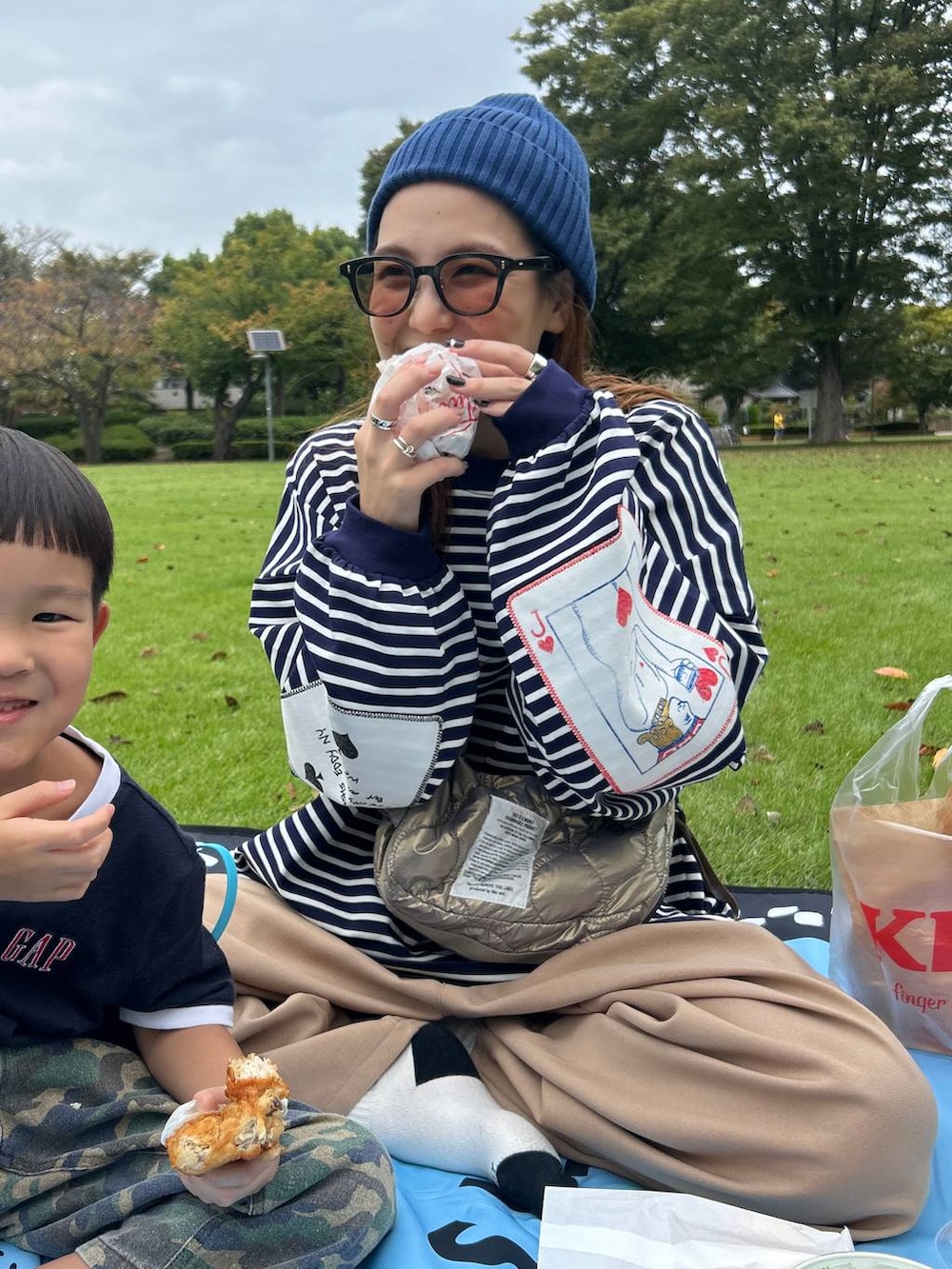 ブルー系のアウトドアグッズを着用したレディースの秋コーディネートの2枚目の写真