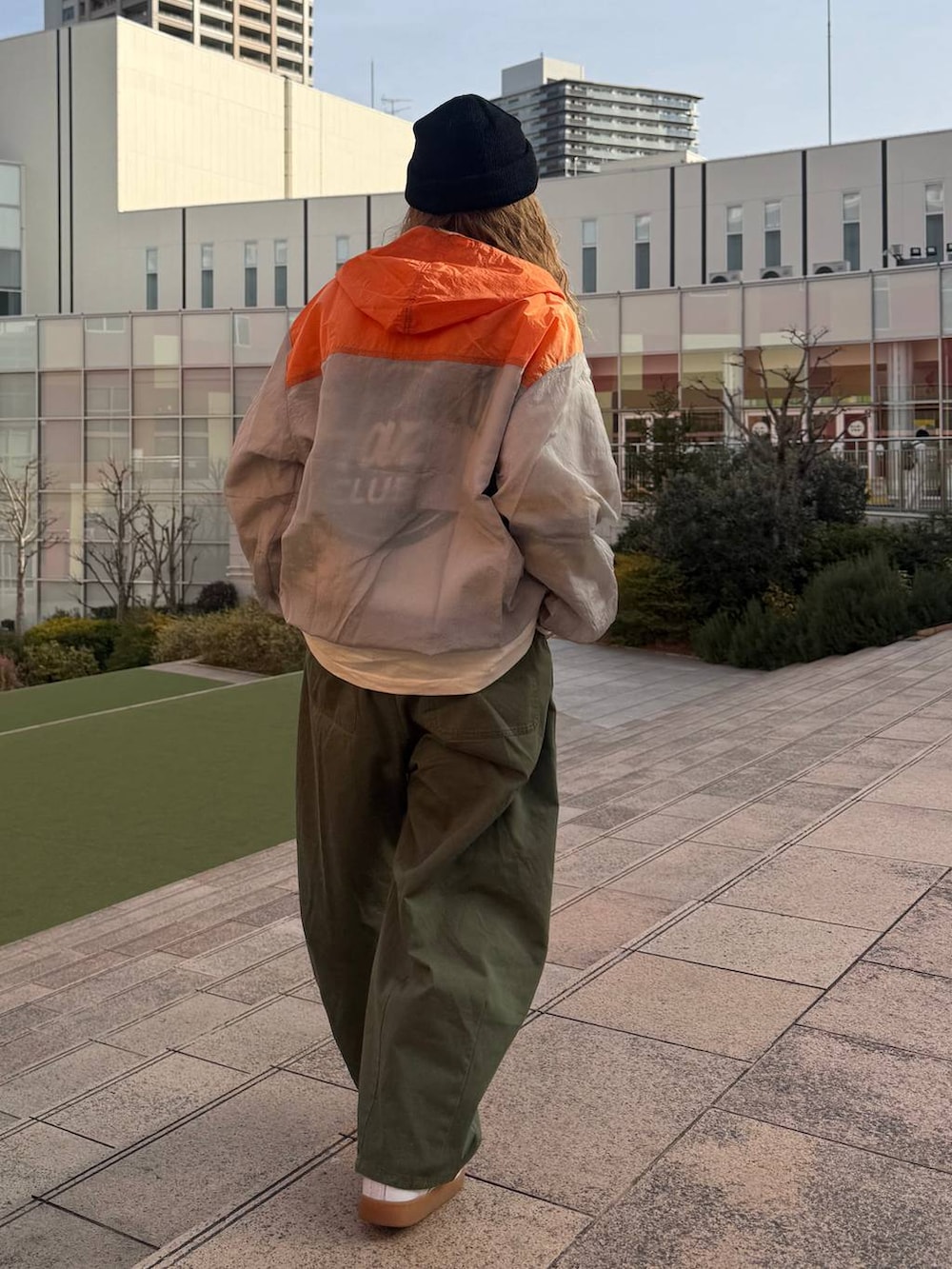 ブラック系のニットキャップ/ビーニーを着用したレディースの冬コーディネートの6枚目の写真