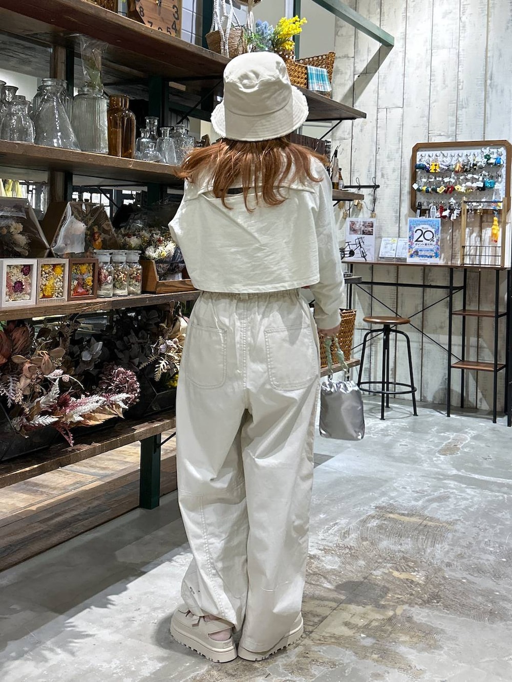 シルバー系のショルダーバッグ、ホワイト系のTシャツ/カットソー、ベージュ系のその他パンツを着用したレディースの春コーディネートの2枚目の写真