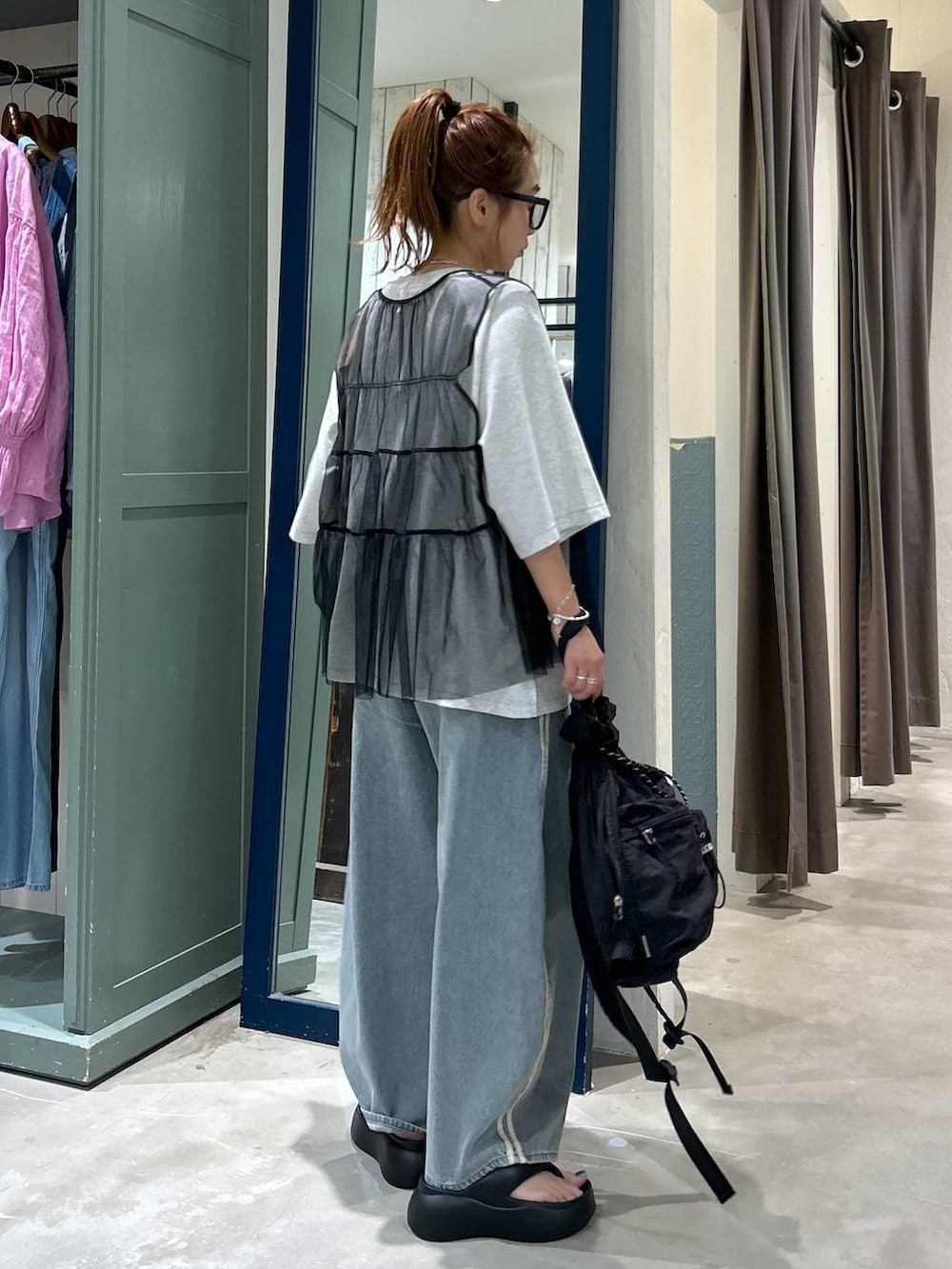 ブラック系のサンダル、ベージュ系のTシャツ/カットソー、ブラック系のベストを着用したレディースの夏コーディネートの4枚目の写真