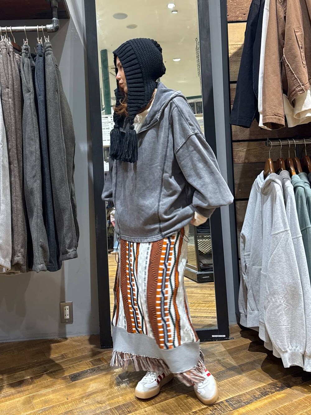 ブルー系のその他パンツ、ベージュ系のTシャツ/カットソー、その他のパーカーを着用したレディースの秋コーディネートの2枚目の写真