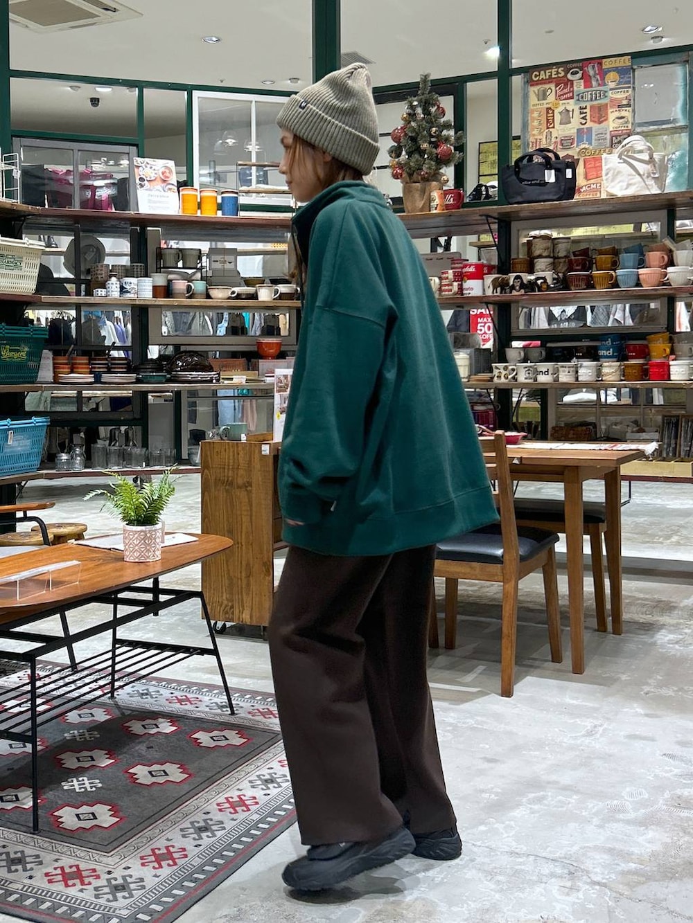 ブラウン系のその他パンツ、グリーン系のその他トップス、ブルー系のその他トップスを着用したレディースの冬コーディネートの4枚目の写真