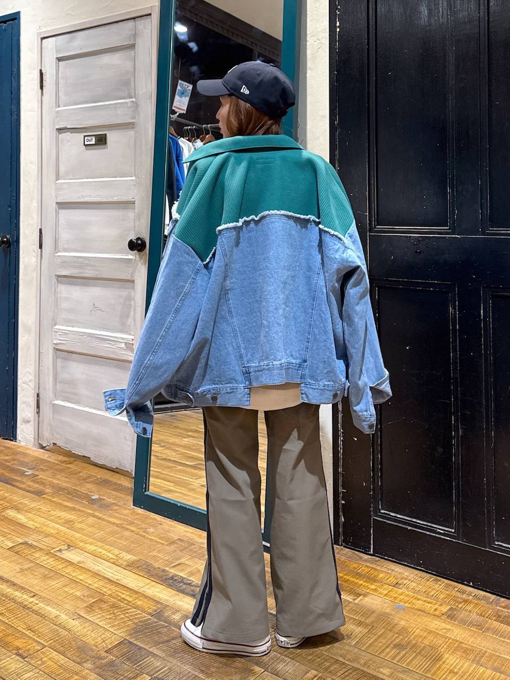 ブルー系のデニムジャケット、ホワイト系のTシャツ/カットソー、イエロー系のニット/セーターを着用したレディースの冬コーディネートの3枚目の写真