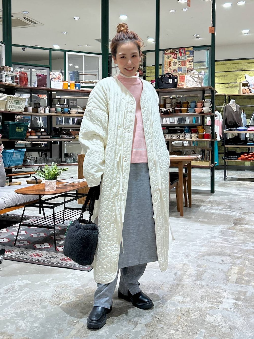 グレー系のその他パンツ、ホワイト系のノーカラーコート、ブラック系のショルダーバッグを着用したレディースの冬コーディネートの2枚目の写真