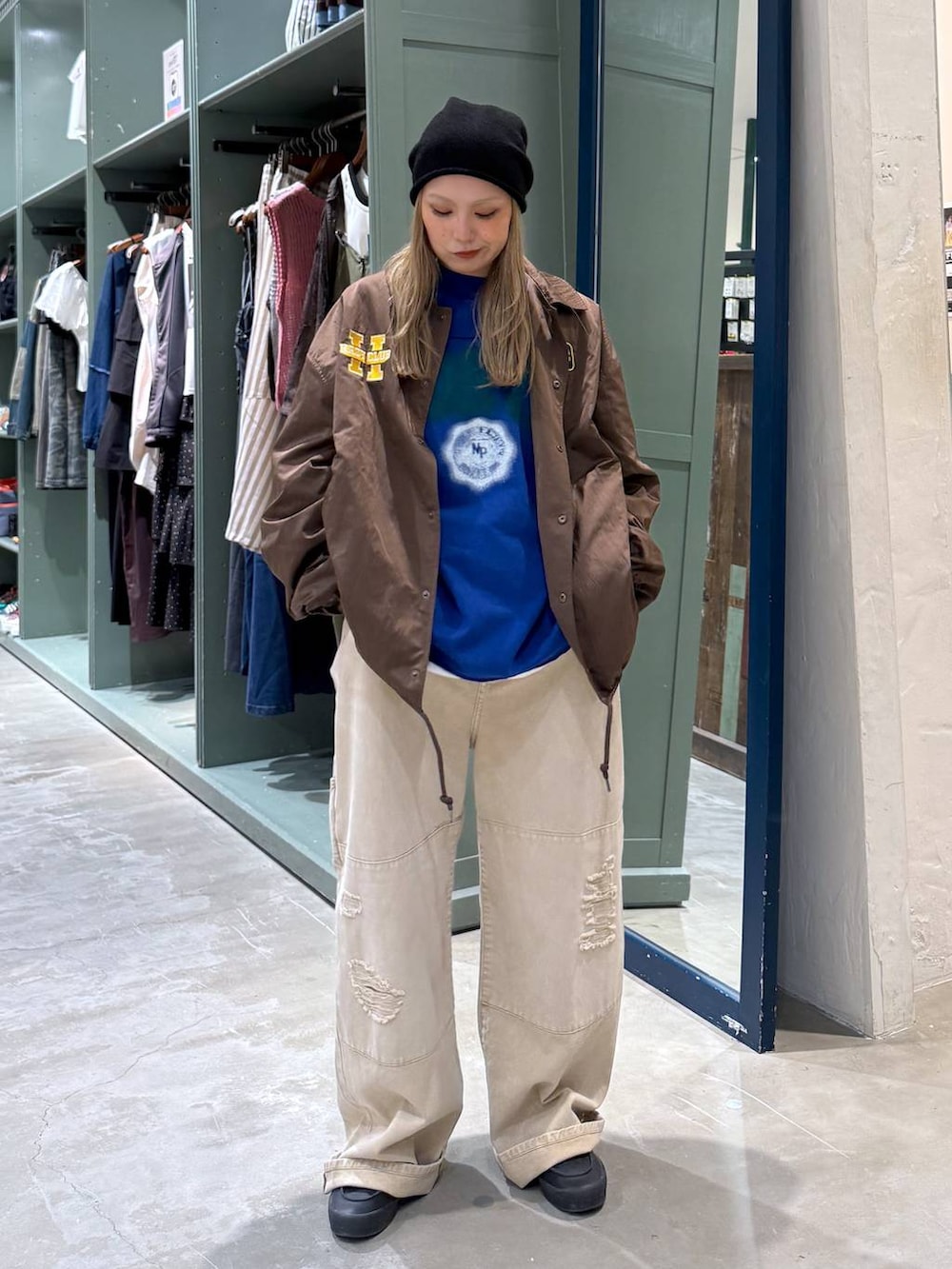 ブルー系のTシャツ/カットソー、ベージュ系のデニムパンツ、ブラック系のニットキャップ/ビーニーを着用したレディースの夏コーディネートの3枚目の写真