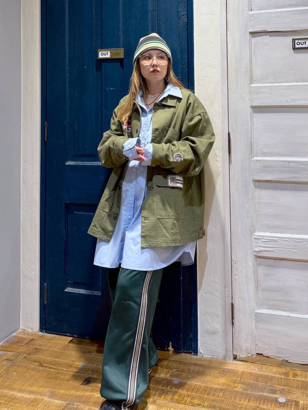 ブルー系のシャツ/ブラウス、グリーン系のその他パンツを着用したレディースの冬コーディネートの3枚目の写真