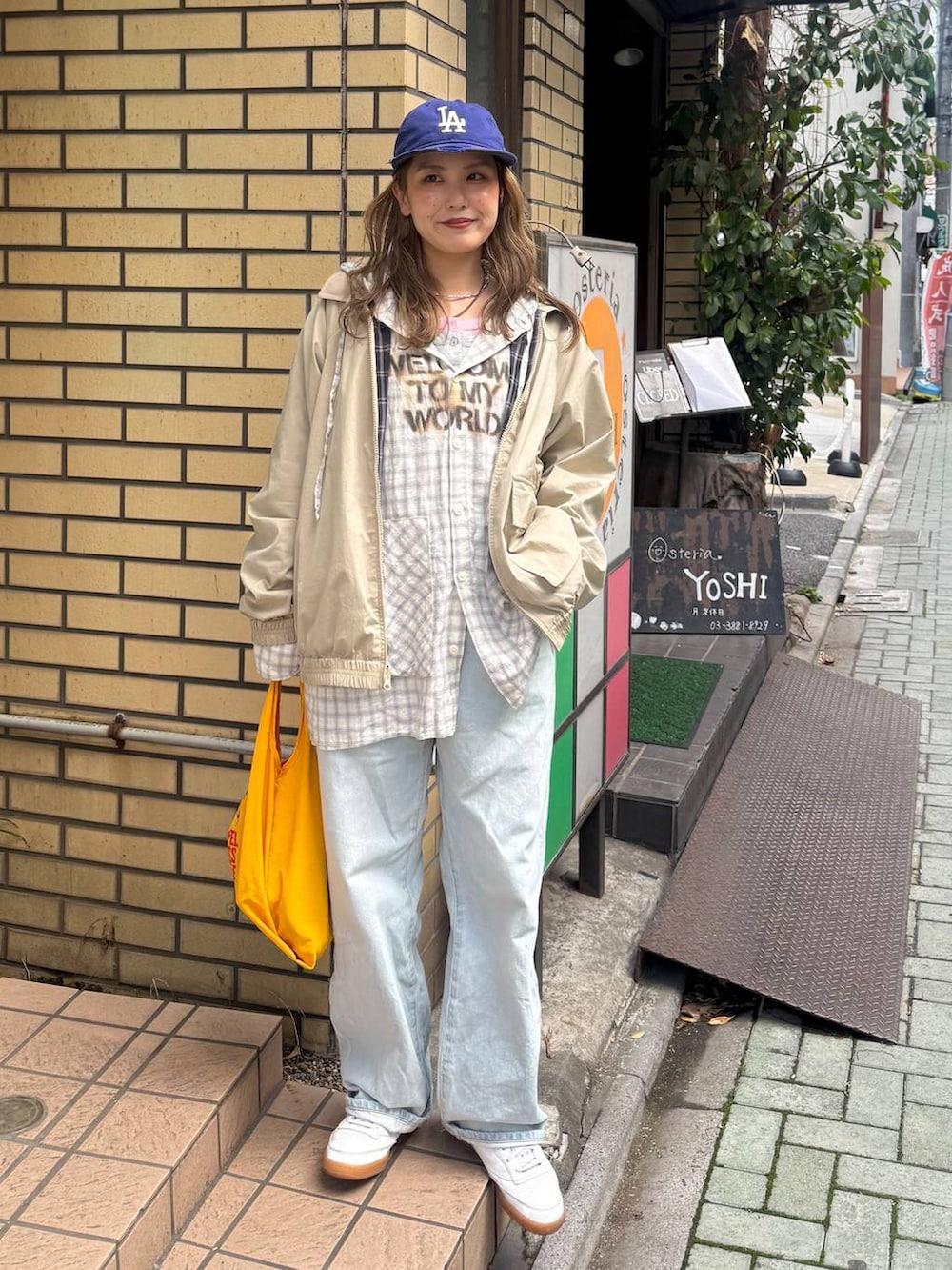 ベージュ系のシャツ/ブラウス、イエロー系のブルゾンを着用したレディースの春コーディネートの5枚目の写真