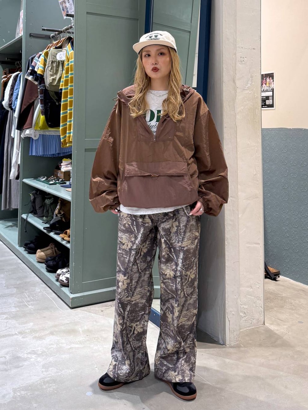 その他のその他パンツ、グレー系のスニーカー、ベージュ系のTシャツ/カットソーを着用したレディースの夏コーディネートの2枚目の写真